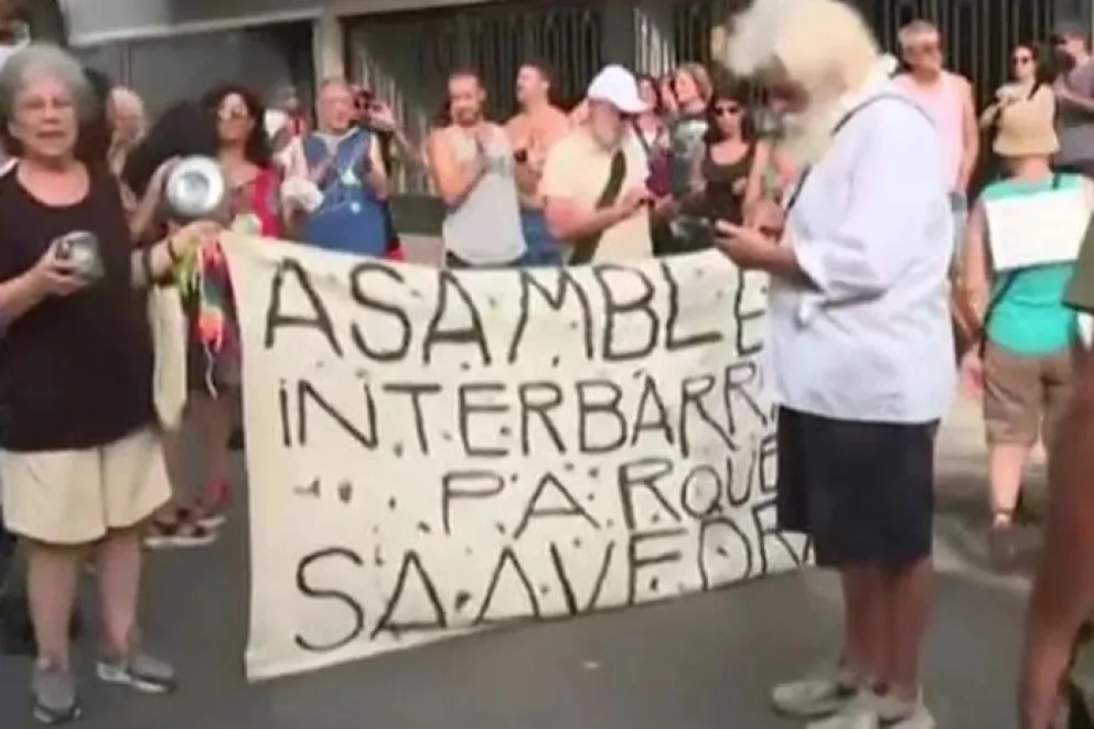 "¡Fuera Karina!": la hermana del Presidente fue recibida con cacerolazos