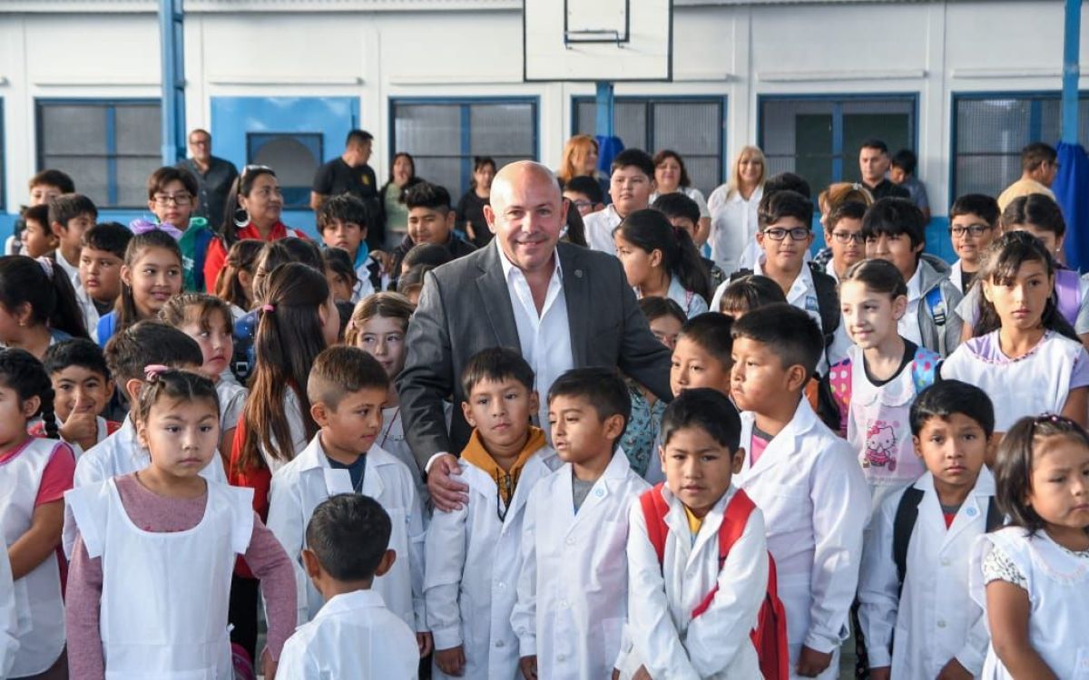 Sastre inauguró el ciclo lectivo 2025 en la escuelas municipales de Puerto Madryn