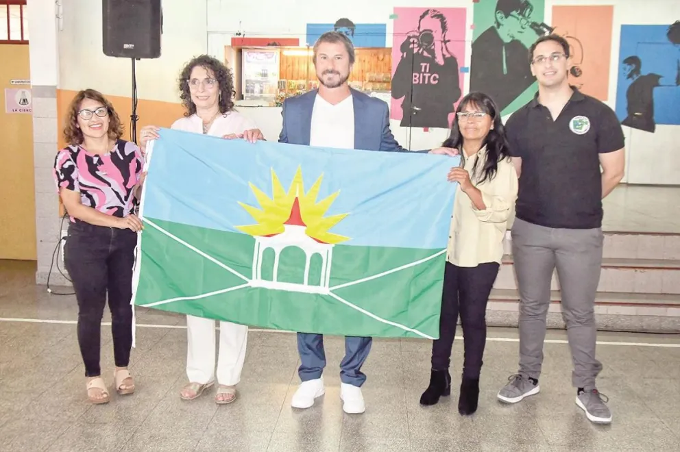 Merino entregó a la Escuela n.° 3 de Trelew la primera bandera de la ciudad