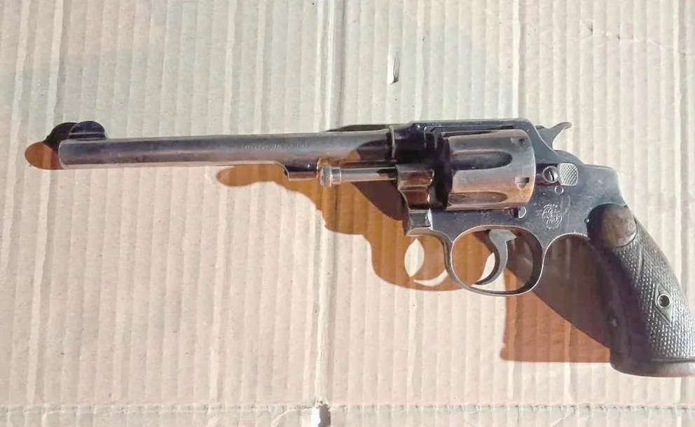 A sospechoso que merodeaba sector comercial de Trelew le encontraron en la mochila un revólver cargado