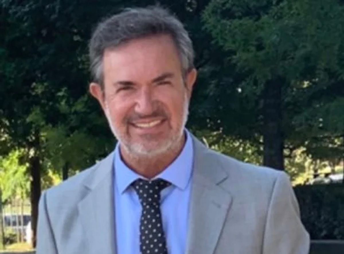 El representante de Foster Gillett salió en su defensa y afirmó que sigue en Estudiantes