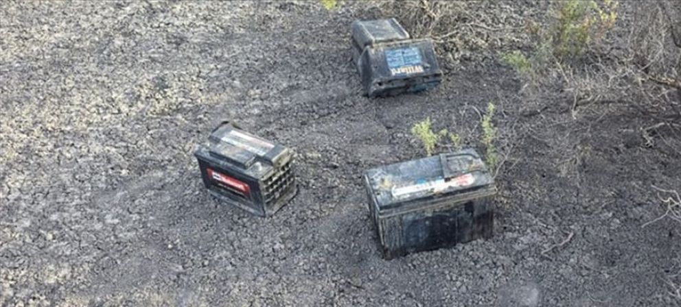 Robaron 20 baterías de una chatarrería y se escondieron en el campo