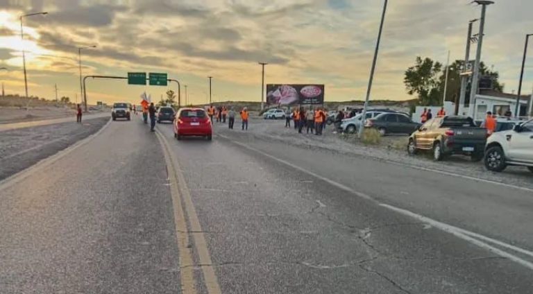 Trabajadores de Vialidad Nacional en alerta: protestas por los recortes en Chubut 