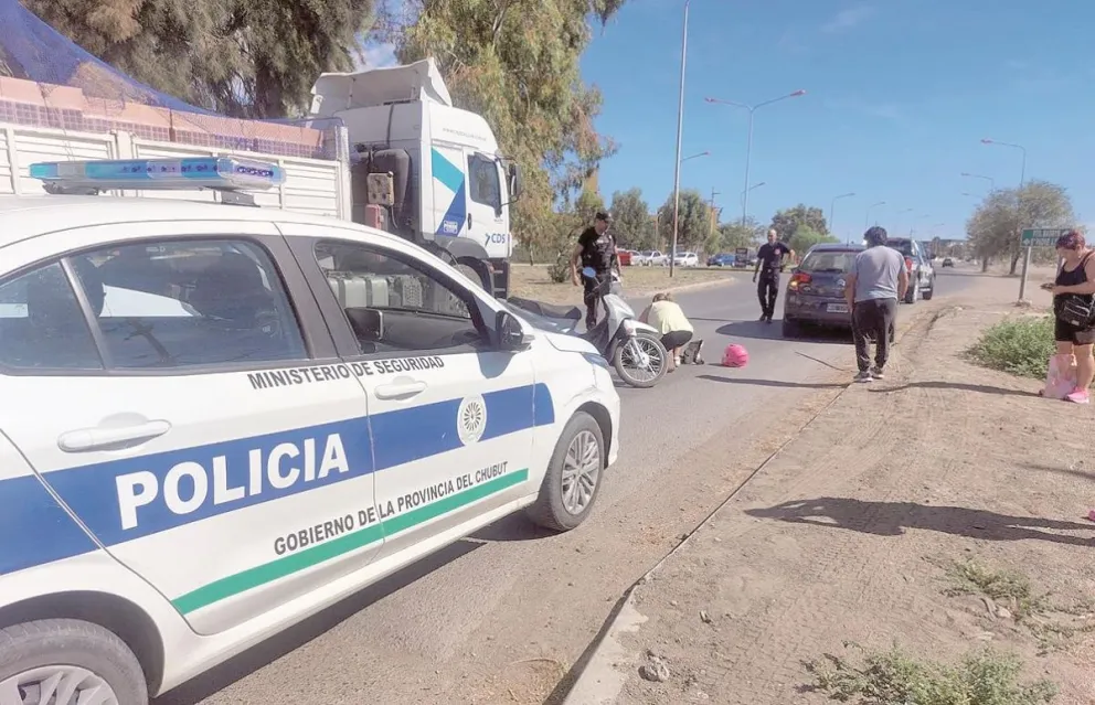 Una mujer fracturada y un joven golpeado al chocar en moto en dos accidentes en Trelew