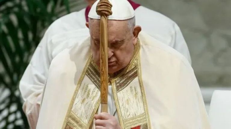 El Papa Francisco sufrió nuevas crisis respiratorias y sigue bajo observación