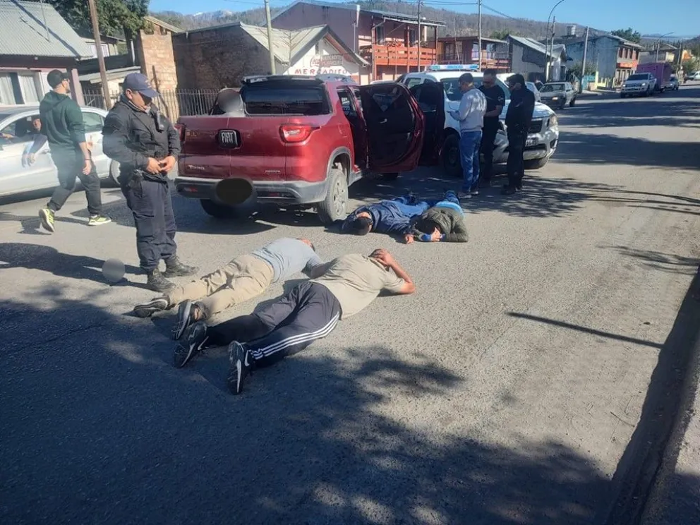 Detienen en El Bolsón a una banda de Trelew con una camioneta robada