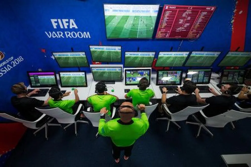 La FIFA analiza posible cambios en el fútbol: tiempo de juego, fuera de juego y el VAR 