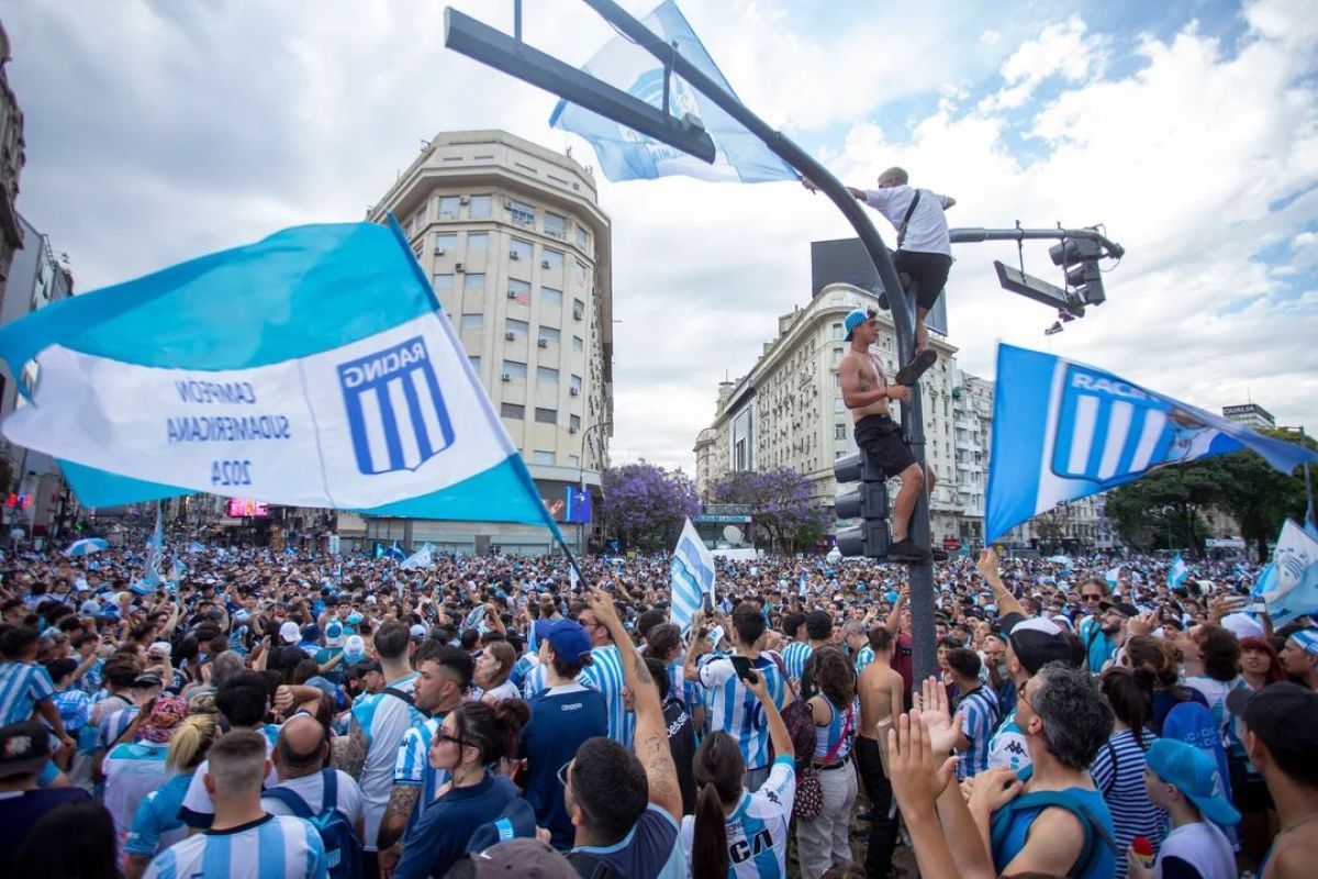 Violencia en Brasil: hinchas de Racing fueron atacados a tiros en la playa de Barra da Tijuca