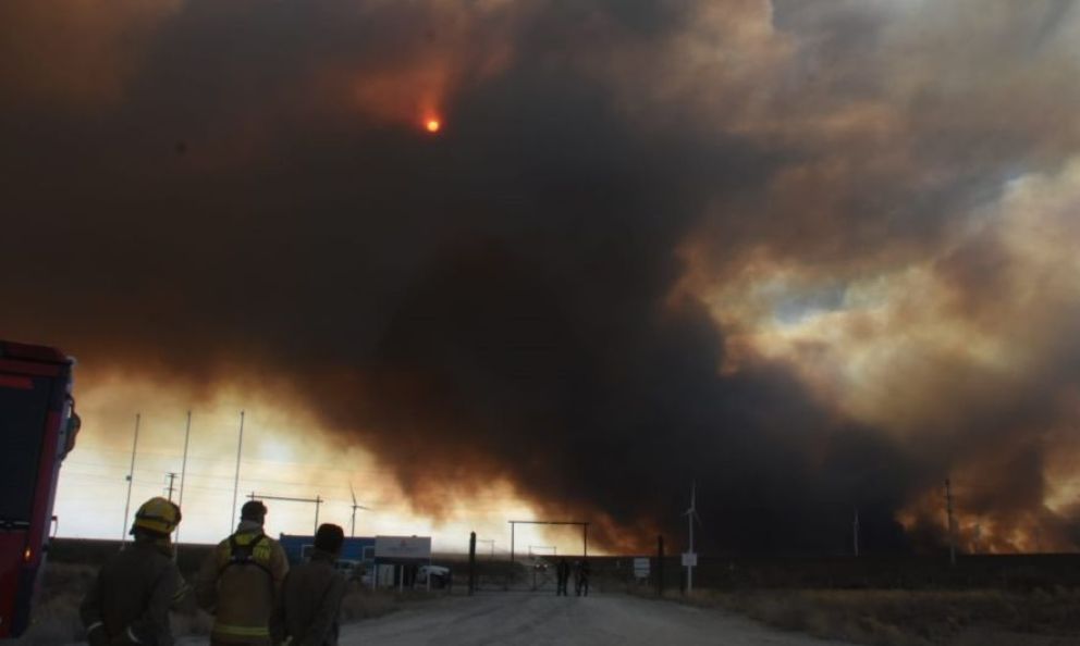 Espectacular incendio de pastizales a la vera de la Ruta Nacional 3, entre Trelew y Madryn