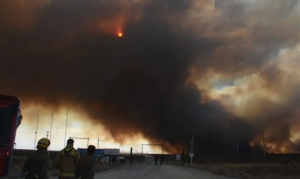 Espectacular incendio de pastizales a la vera de la Ruta Nacional 3, entre Trelew y Madryn