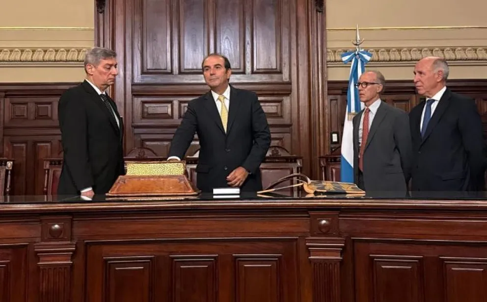 García Mansilla juró en la Corte Suprema mientras sigue el debate por Lijo