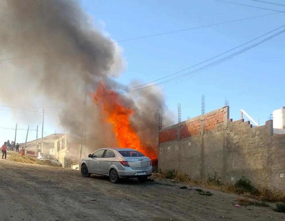 Incendio en una vivienda en el barrio Ceferino: un hombre resultó herido