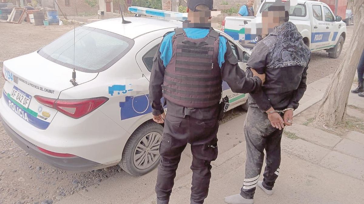 Trelew: Vecinos atrapan robando y casi linchan a preso que había escapado de prisión domiciliaria rompiendo la tobillera