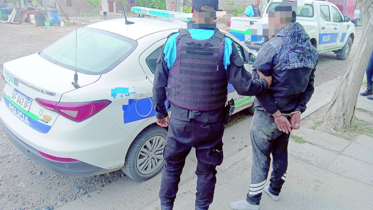 Vecinos atrapan robando y casi linchan a preso que había escapado de prisión domiciliaria rompiendo la tobillera