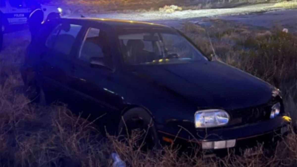 La policía busca a un hombre que abandonó su auto tras un choque en Km.8
