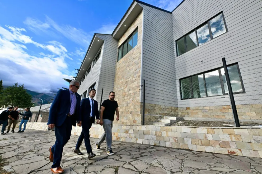 Torres supervisó la  ampliación en la Escuela N° 767 de Esquel, una obra pendiente por más de 15 años