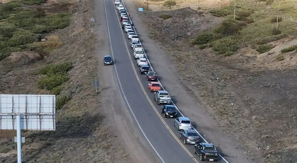 Largas filas y demoras en el paso Pino Hachado por el fin de semana de carnaval: se complica cruzar por los pasos de Neuquén