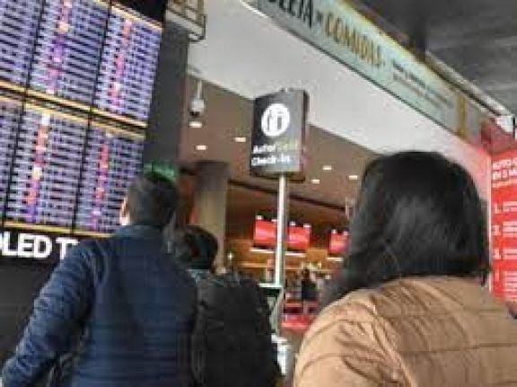 Reprogramación y cancelación de vuelos provoca caos en Aeroparque y en Ezeiza