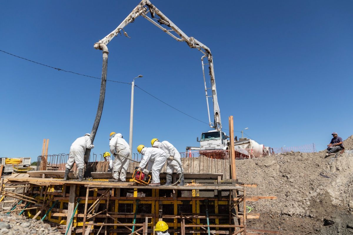Avanza la obra del puente peatonal en el barrio La Cantera de Km. 8 