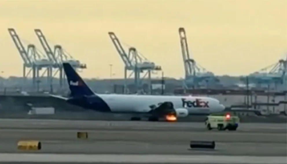 Un avión de carga aterrizó de emergencia en Newark tras colisión con un ave