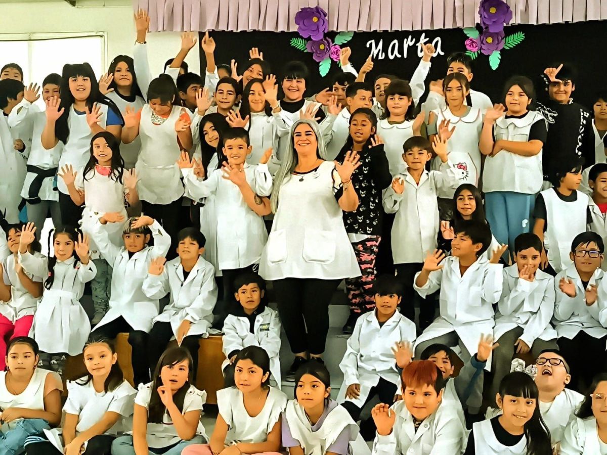 Escuela “Estrella de Mar”: Emotivo homenaje a la docente Marta Giménez en su jubilación