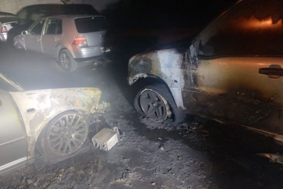 Trelew: dos autos quemados en confuso incendio en un taller