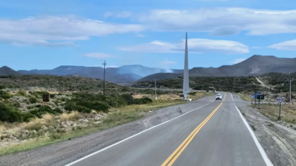 Importante incendio de pastizales en Ruta 3: bomberos trabajaron desde el mediodía para extinguir las llamas