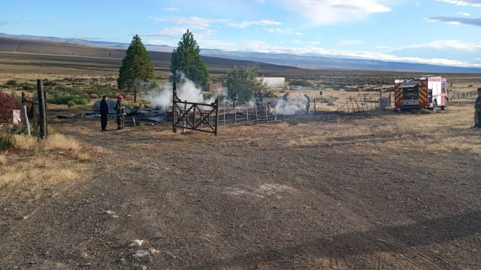 Bomberos controlaron incendio en un puesto de estancia en la zona de El Calafate