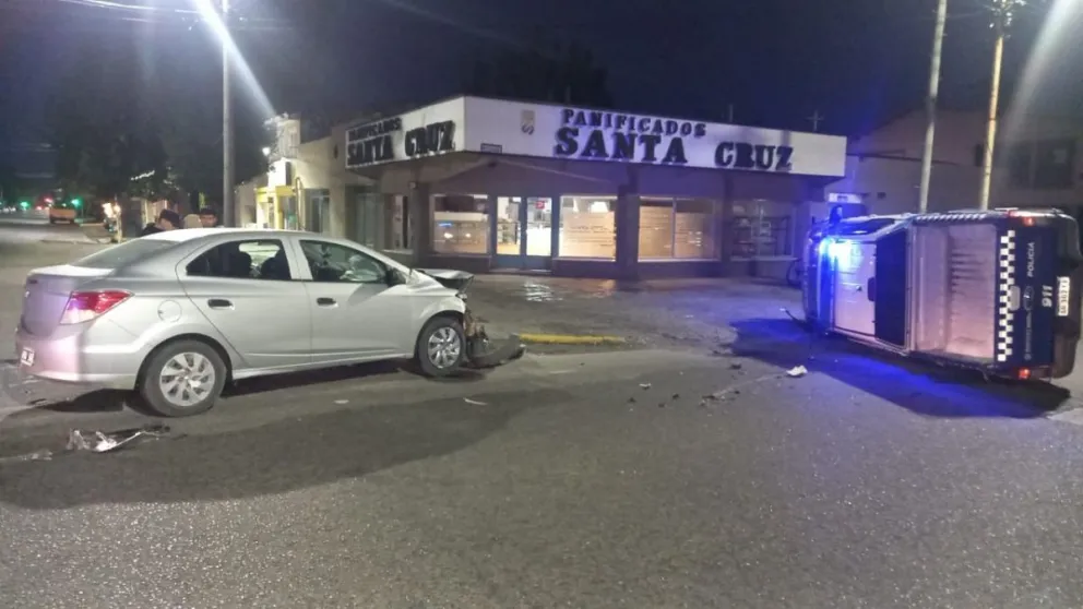 Río Gallegos: un patrullero iba a una emergencia, chocó y terminó volcando