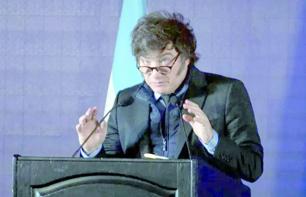 Milei habló sobre el dólar y dijo que piden "devaluar para bajar los salarios", y los tildó de "basuras"