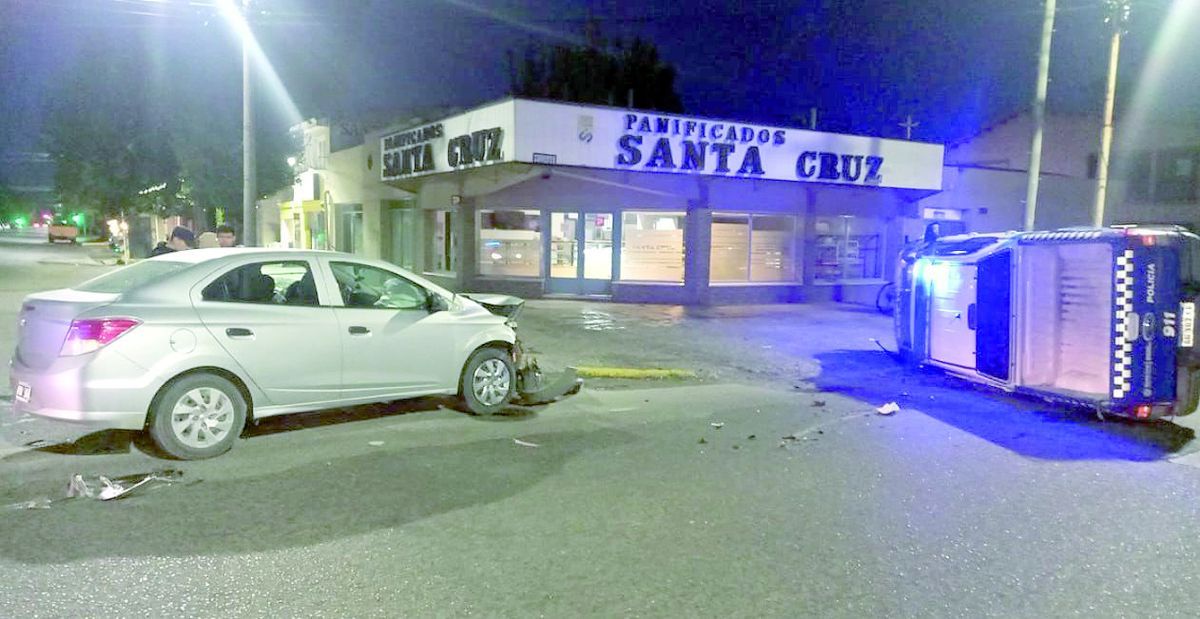 Río Gallegos: Móvil policial volcó tras ser impactado por otro vehículo en plena urgencia