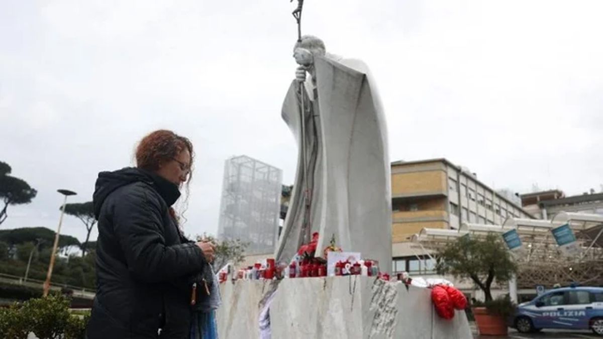 El papa Francisco pasó una noche estable y continúa en tratamiento