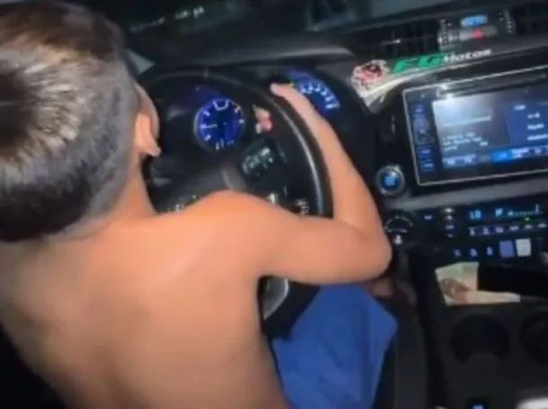 Hizo manejar a su hijo de 7 años, lo filmó y la ANSV lo sancionó: "suspendido y denunciado"