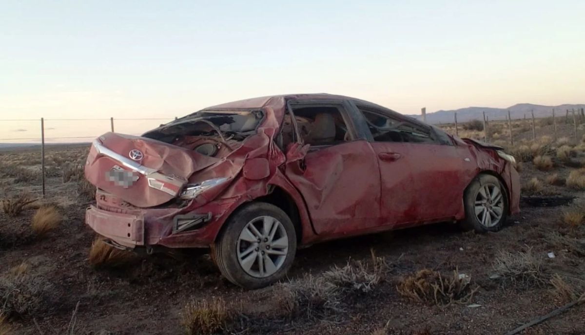 Volcó un vehículo en la Ruta 25 y terminó fuera de la calzada