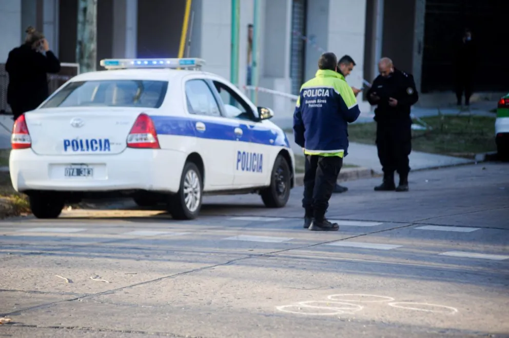Violento asalto a pareja de jubilados en Tolosa: tres delincuentes los maniataron y robaron sus ahorros
