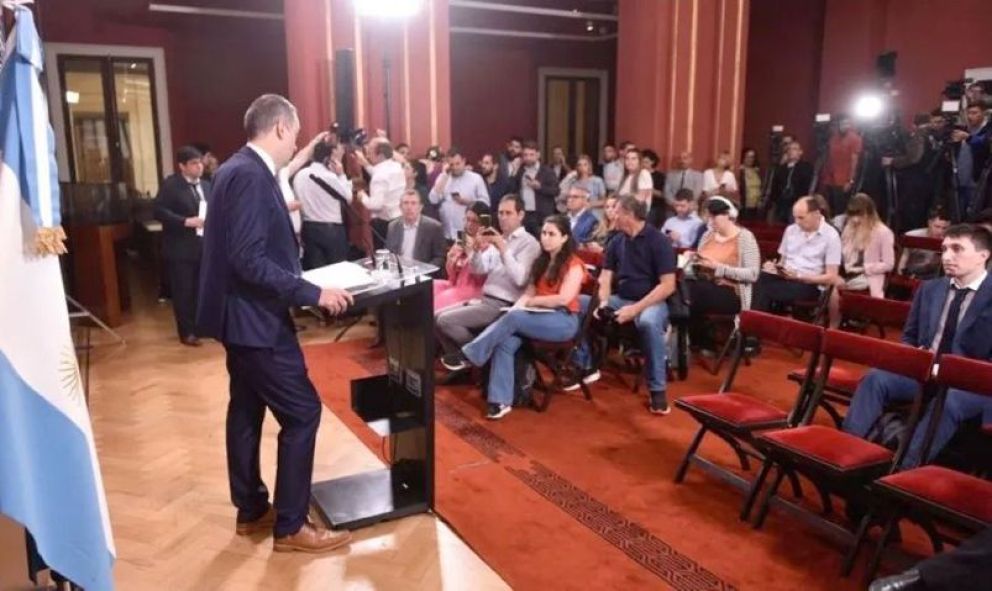 Se estudian cambios en las conferencias de prensa de Casa Rosada que incluyen un "botón muteador"