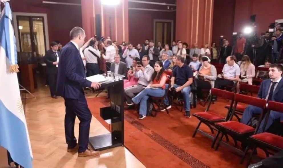Se estudian cambios en las conferencias de prensa de Casa Rosada que incluyen un "botón muteador"