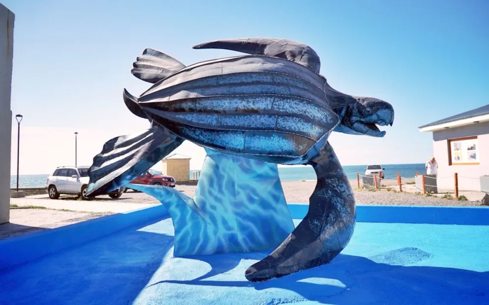 Se inauguró en Playa Unión “La Tortuga”, escultura que formará parte de la Ruta del Valle de Gondwana