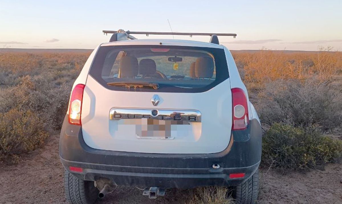 Abandonaron en un campo cercano a Dolavon un vehículo robado en Trelew