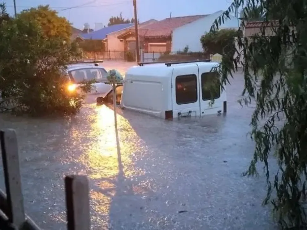 Bahía Blanca bajo el agua: calles inundadas, familias evacuadas y caos por el temporal