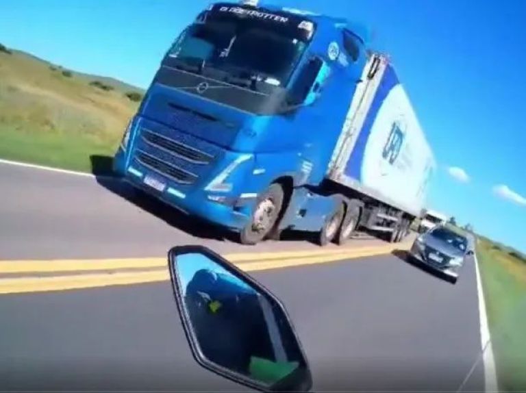 Un motociclista esquivó por centímetros un choque frontal en plena ruta