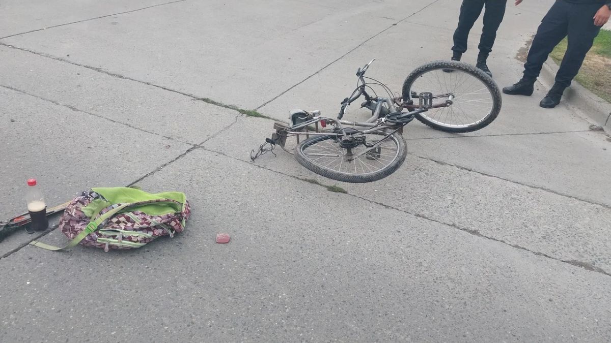 Esquel: un accidente entre una bicicleta y una moto dejó a una persona lesionada