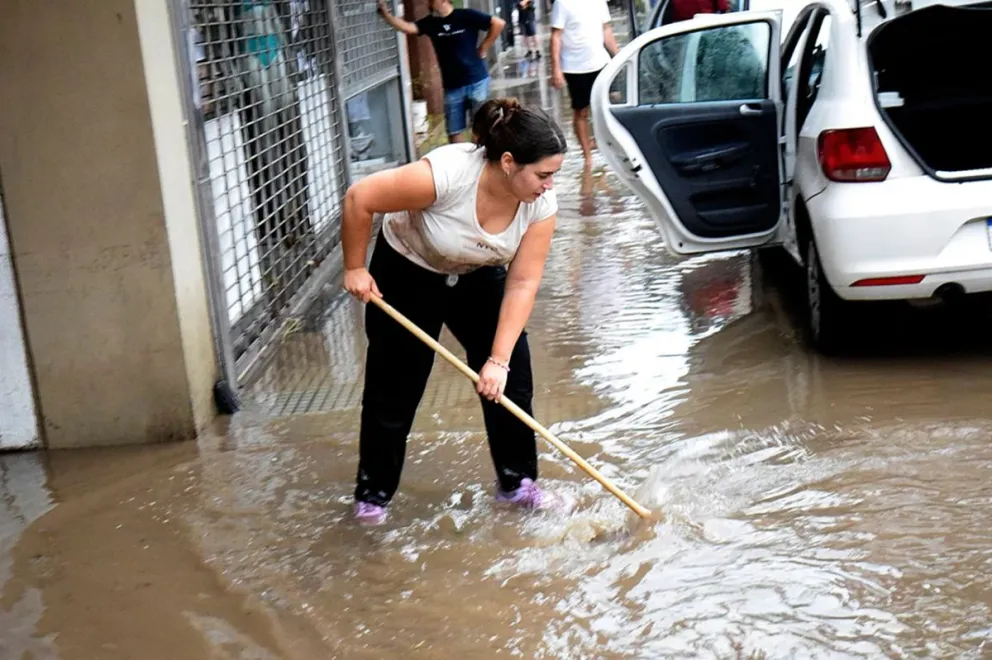Sin luz y agua en Bahía Blanca tras un temporal sin precedentes