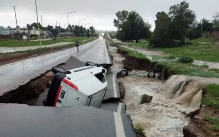 Suben a 13 los muertos por el temporal en Bahía Blanca; hay más de 1.300 evacuados