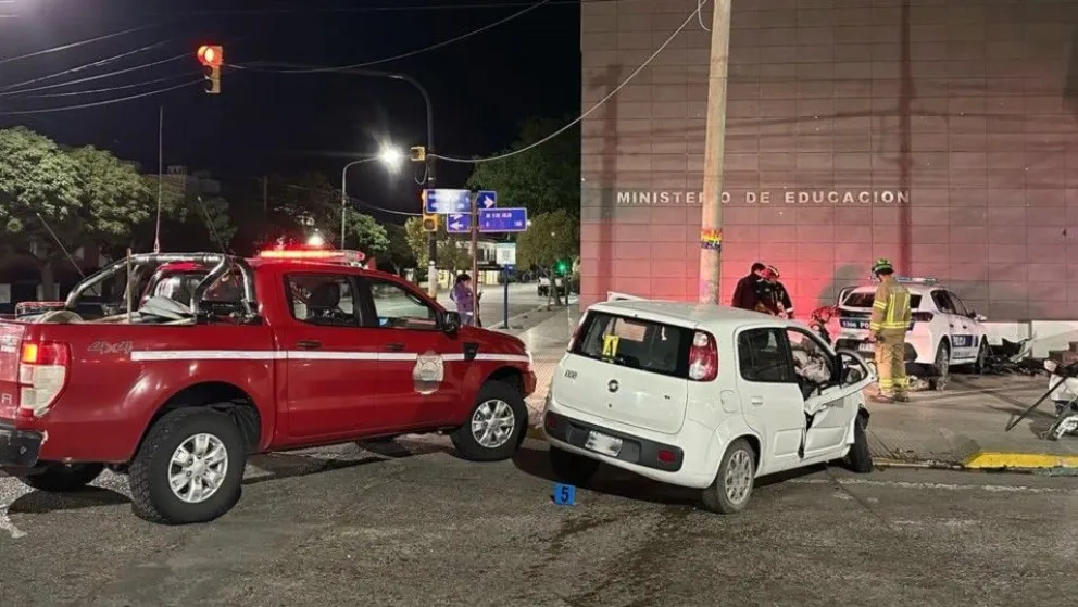 Fuerte choque entre un patrullero y un auto en Rawson: al menos cuatro heridos