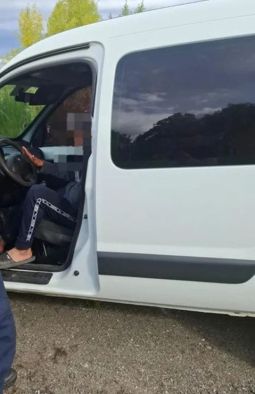 Trevelin: un hombre alcoholizado fue encontrado sobre el volante del auto en plena ruta