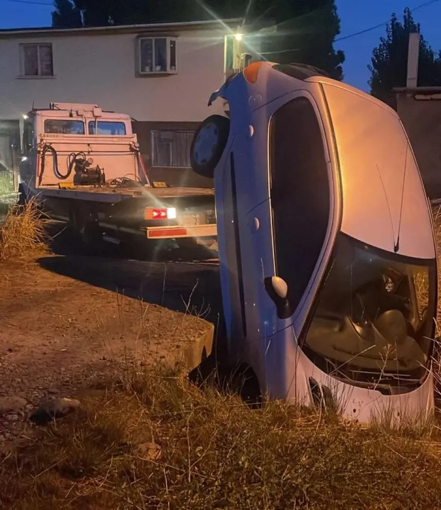 Trevelin: un conductor ebrio cayó con su auto en un canal y fue demorado