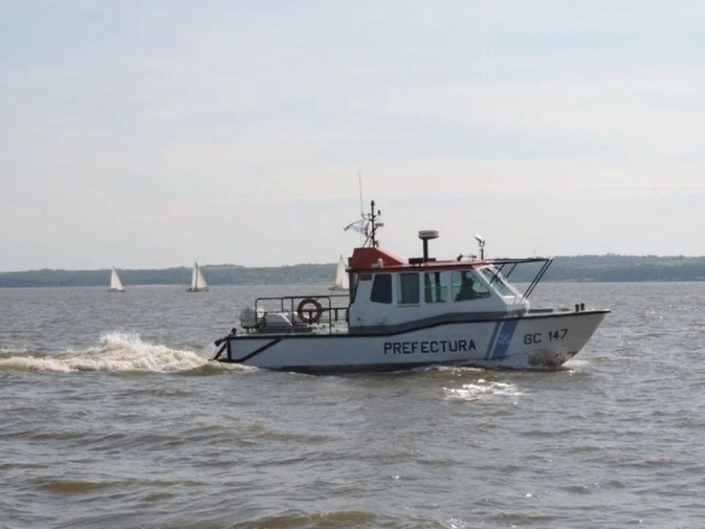 Corrientes: un joven muerto y dos desaparecidos tras el vuelco de una embarcación en el río Paraná