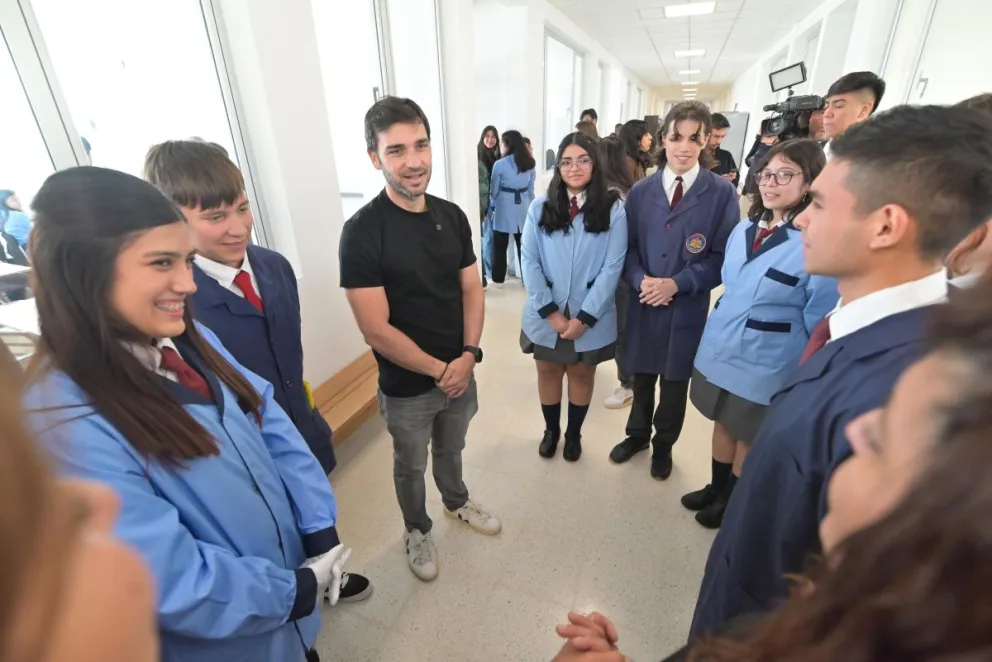 Torres estuvo presente en la vuelta a clases de los alumnos del Biología Marina: "Nos llena de orgullo que los chicos tengan una escuela propia después de tantos años"