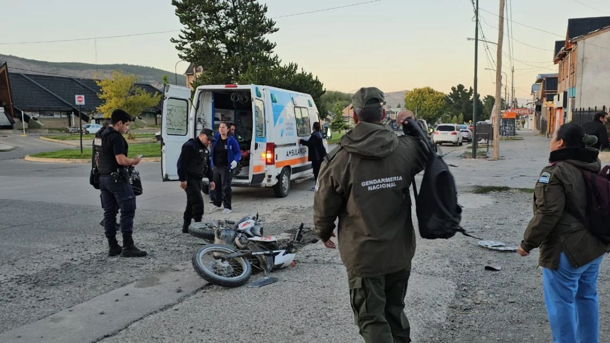 Esquel: una motociclista fue llevada al hospital tras haber chocado su vehículo con un auto
